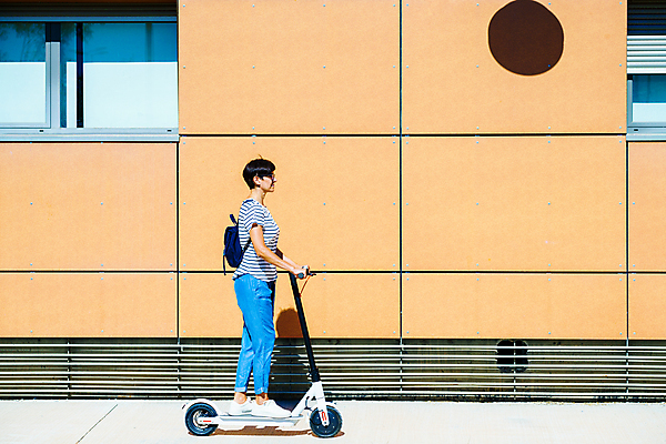 포토 JPG 해외이미지 백인 라이프스타일 여자 중년 여행 교통시설 미래 거리 건강 한명 미소 사람 야외 여름 청춘 유행 자전거 에너지 스쿠터 흰색 도시 승차 에코 긍정 해외포토 서양인 1 계절 컬러 교통 컨셉 모션 표정 성인 생활 환경 바이크 오토바이 시설 파일형식 이미지허브