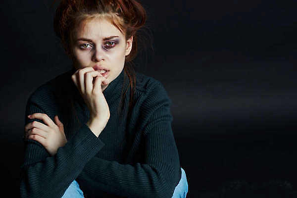 포토 JPG 해외이미지 응시 여자 실내 한명 상반신 성인 앞모습 슬픔 멍 우울감 우울증 힘듦 성인여자한명만 해외포토 1 시선 감정 뷰포인트 컨셉 사람 내부 질병 여자한명만 성인여자만 파일형식 이미지허브