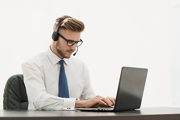 포토 JPG 해외이미지 직업 1 교육 남자 행복 안경 백그라운드 셔츠 인터넷 비즈니스 통신 탁자 성공 넥타이 말하기 사람 성인 사람없음 노트북 학습 컴퓨터 사무실 헤드폰 웹 듣기 흰색 업무 비즈니스맨 자신감 종업원 책상 서비스 컨설턴트 경영자 온라인 지원 웨비나 해외포토 잡화 감정 컬러 음향기기 가구 컨셉 상의 모션 전자제품 작업 직장인 전문직 상담 리더 세미나 파일형식 언택트 이미지허브