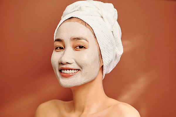 포토 JPG 해외이미지 응시 여자 실내 두건 한명 동양인 상반신 성인 앞모습 옆모습 수건 뷰티 피부관리 팩 머드팩 성인여자한명만 갈색배경 해외포토 1 시선 뷰포인트 백그라운드 사람 인종 내부 위생용품 갈색 화장품 여자한명만 성인여자만 파일형식 이미지허브