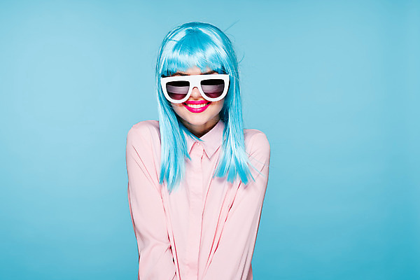 포토 JPG 해외이미지 여자 하늘색 한명 미소 상반신 성인 앞모습 선글라스 가발 성인여자한명만 힙스터 해외포토 1 패션 안경 뷰포인트 표정 사람 파란색 여자한명만 성인여자만 파일형식 이미지허브