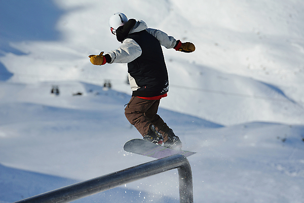 포토 JPG 해외이미지 주간 전신 남자 겨울 겨울스포츠 한명 성인 야외 뒷모습 스노우보드 묘기 스키복 봉 스노우보더 스노우보드선수 성인남자한명만 해외포토 자연요소 1 옷 계절 스포츠 뷰포인트 스키 운동선수 사람 보드_스포츠 남자한명만 성인남자만 파일형식 이미지허브