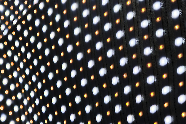 포토 JPG 해외이미지 디자인 줄 백그라운드 크리스마스 전구 추상 휴가 조명 사람없음 야외 장식 가로 빛 반짝임 노란색 검은색 점 원형 황금 야간 저녁 질감 디스코 보케 제비 빛망울 광 블러 광학 많음 효과 해외포토 자연요소 도형 기념일 음악 컬러 컨셉 무늬 모션 조류 춤 파일형식 이미지허브