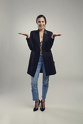 포토 JPG 해외이미지 백인 라이프스타일 옷 여자 행복 포즈 백그라운드 비즈니스 사업가 성공 한명 미소 사람 유행 희망 회색 청바지 비즈니스우먼 우아함 시원함 히스패닉 스타일 해외포토 서양인 직업 1 감정 컬러 컨셉 바지 표정 생활 직장인 파일형식 이미지허브