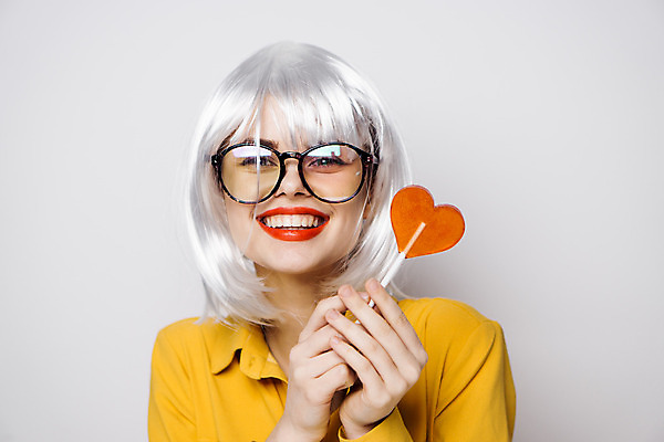 포토 JPG 해외이미지 여자 막대사탕 한명 미소 들기 상반신 성인 앞모습 하트 은색 가발 성인여자한명만 안경낌 힙스터 해외포토 모양 1 패션 안경 뷰포인트 컬러 모션 표정 사탕 사람 여자한명만 성인여자만 파일형식 이미지허브