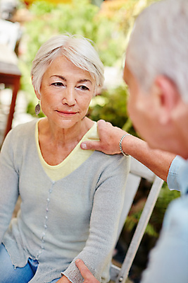 포토 JPG 해외이미지 커플 응시 여자 노년 남자 남편 사랑 야외 두명 옆모습 아웃포커스 노부부 아내 노화 노인만 어깨에손 해외포토 부부 시선 감정 뷰포인트 컨셉 관계 모션 촬영기법 사람 성인 성인만 파일형식 이미지허브