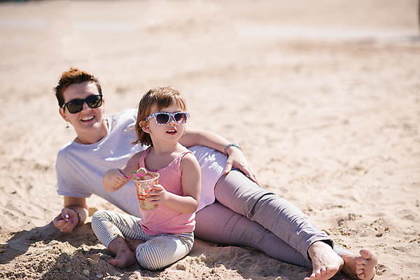 포토 JPG 해외이미지 주간 전신 라이프스타일 응시 여자 딸 행복 어린이 모래 여행 가족 엄마 휴가 사랑 들기 사람 앉기 성인 야외 두명 옆모습 모래사장 선글라스 눕기 맑음 여자만 해외포토 자연요소 시선 감정 안경 바다 뷰포인트 관계 모션 날씨 생활 파일형식 이미지허브