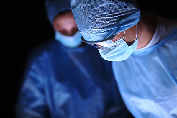 포토 JPG 해외이미지 직업 학생 유니폼 건강 병원 가면 사람 내부 두명 치료 약 방 고통 장비 환자 간호사 의사 코트 흰색 기구 램프 긴급 업무 도움 그룹 수술 질병 외과 돌봄 살균 해외포토 옷 감정 컬러 컨셉 의학 모션 조명 외투 의료진 작업 파일형식 이미지허브