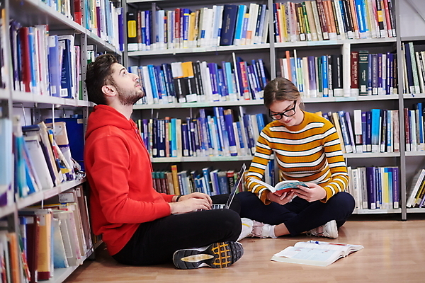 포토 JPG 해외이미지 전신 여자 남자 학교 청소년 책장 두명 옆모습 책 노트북 독서 올려보기 도서관 가부좌 십대만 안경낌 해외포토 교육 안경 뷰포인트 가구 모션 사람 앉기 전자제품 파일형식 이미지허브