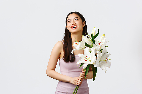 포토 JPG 해외이미지 응시 드레스 여자 꽃 행복 꽃다발 실내 한명 미소 들기 동양인 상반신 앞모습 축하 백합 성인여자한명만 해외포토 식물 1 시선 옷 감정 뷰포인트 컨셉 모션 표정 사람 인종 내부 여자한명만 성인여자만 파일형식 이미지허브