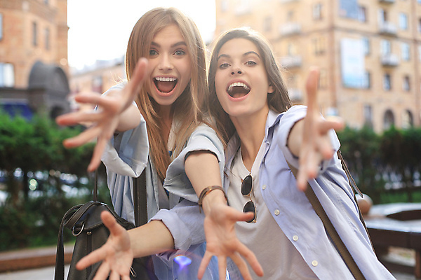 포토 JPG 해외이미지 주간 여자 여행 팔벌리기 웃음 상반신 성인 야외 두명 앞모습 여행객 맑음 도시 손뻗기 성인여자만 해외포토 자연요소 뷰포인트 모션 날씨 표정 사람 여자만 성인만 파일형식 이미지허브