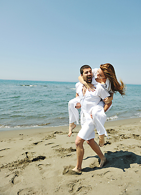 포토 JPG 해외이미지 주간 전신 백인 부부 커플 여자 남자 행복 함께함 사랑 웃음 성인 해변 야외 두명 옆모습 걷기 신혼여행 업기 성인만 해외포토 자연요소 서양인 감정 바다 뷰포인트 결혼 컨셉 관계 모션 표정 사람 파일형식 이미지허브