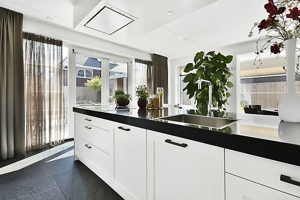 포토 JPG 해외이미지 화분 창문 실내 사람없음 인테리어 주방 꽃병 커튼 싱크대 모던 조리대 심플 해외포토 디자인 꽃 내부 개수대 파일형식 이미지허브