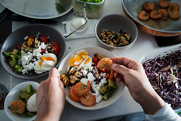 포토 JPG 해외이미지 라이프스타일 접시 손 웰빙 여자 음식 다이어트 채소 부분 탁자 새우 주택 건강 육류 요리 사람없음 초록색 주방 식당 계란 식사 치킨 샐러드 신선 아침식사 이슬람교 먹기 해산물 준비 유기농 레시피 칼로리 성분 아보카도 내추럴 아랍어 맛있는 해외포토 식기 종교 컬러 가구 과일 식재료 모션 갑각류 사람 건물 생활 신체부위 상점 알 닭고기요리 파일형식 이미지허브