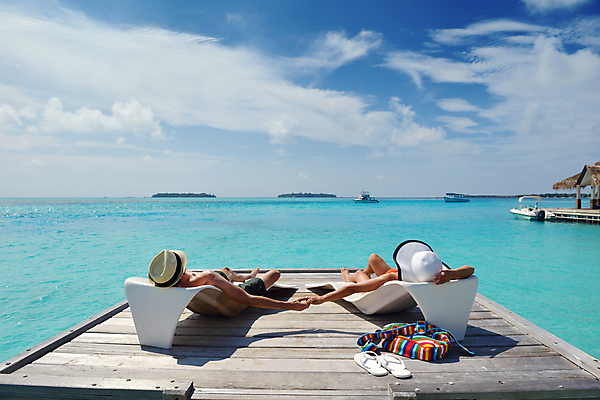 포토 JPG 해외이미지 주간 전신 라이프스타일 커플 여자 남자 데이트 휴식 사랑 성인 해변 야외 두명 뒷모습 여름 눕기 손잡기 맑음 구경 선베드 성인만 해외포토 자연요소 계절 감정 바다 뷰포인트 컨셉 의자 관계 모션 날씨 사람 생활 파일형식 이미지허브