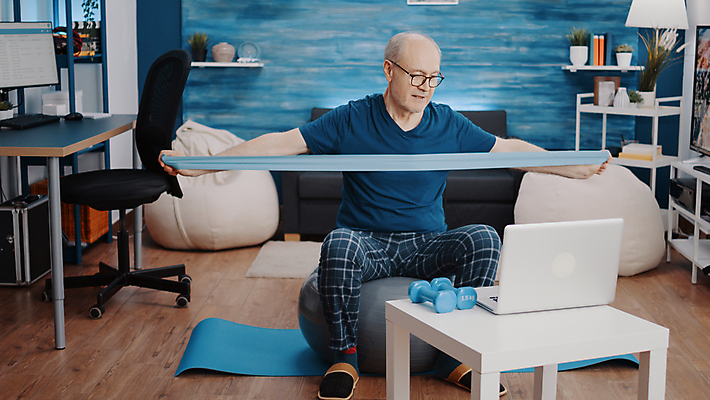 포토 JPG 해외이미지 전신 라이프스타일 응시 노년 거실 탁자 건강 한명 앉기 앞모습 노트북 운동 스트레칭 아령 매트 당기기 짐볼 연습 헬스밴드 노인남자한명만 해외포토 1 시선 뷰포인트 가구 모션 사람 성인 생활 전자제품 남자한명만 노인남자만 파일형식 이미지허브