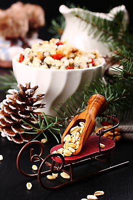 포토 JPG 해외이미지 전통 식기 열매 유럽 문화 음식 백그라운드 크리스마스 휴가 디저트 요리 씨앗 사람없음 장식 빨간색 수건 크리스마스트리 교회 숟가락 견과류 흰색 나뭇가지 소나무 사발 달콤 냄비 시리얼 밀 삽 국자 썰매 호두 광택 양귀비 꿀 건포도 우크라이나 피칸 핸드메이드 해외포토 나무 식물 기념일 꽃 나라 컬러 종교건축 포도 주방용품 곡류 수저 건물 위생용품 사기그릇 맛 솥 건과일 파일형식 이미지허브