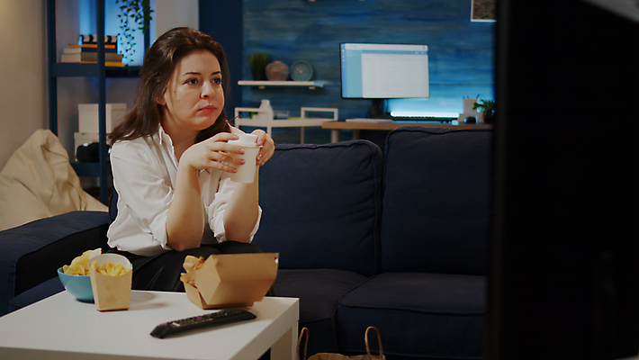 포토 JPG 해외이미지 응시 여자 실내 한명 들기 상반신 성인 옆모습 식사 티비시청 성인여자한명만 해외포토 1 시선 뷰포인트 모션 사람 내부 시청_보고들음 여자한명만 성인여자만 파일형식 이미지허브