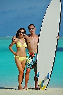 포토 JPG 해외이미지 주간 전신 부부 커플 여자 남자 수영복 허리손 어깨동무 함께함 서기 성인 해변 야외 두명 앞모습 여름휴가 바캉스 선글라스 신혼여행 서핑보드 서퍼 성인만 해외포토 자연요소 옷 안경 바다 뷰포인트 포즈 결혼 컨셉 관계 모션 휴가 운동선수 사람 보드_스포츠 파일형식 여름_계절 이미지허브