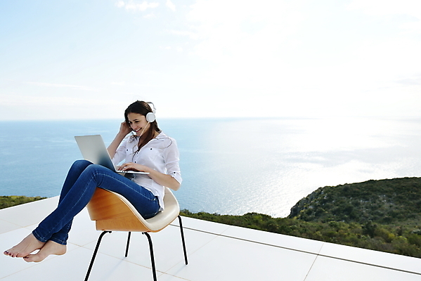 포토 JPG 해외이미지 전신 여자 의자 비즈니스 하늘 휴식 한명 앉기 성인 야외 옆모습 노트북 헤드셋 자유 옥상 성인여자한명만 해외포토 1 뷰포인트 음향기기 가구 컨셉 모션 사람 전자제품 헤드폰 여자한명만 성인여자만 파일형식 이미지허브