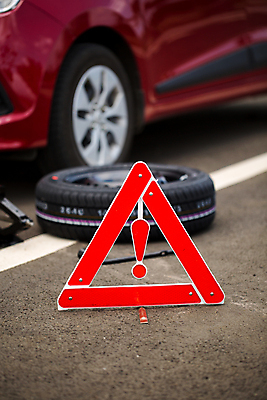 포토 JPG 해외이미지 주간 도로 자동차 사람없음 야외 바퀴 삼각형 느낌표 위험 타이어 비상등 해외포토 자연요소 도형 기호 길 육상교통 컨셉 교통시설 파일형식 이미지허브