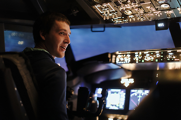 포토 JPG 해외이미지 응시 남자 여행 비행기 실내 한명 앉기 상반신 성인 뒷모습 소프트포커스 파일럿 항공 운전석 계기판 성인남자한명만 해외포토 직업 1 시선 뷰포인트 항공교통 모션 대중교통 촬영기법 사람 내부 남자한명만 성인남자만 파일형식 이미지허브