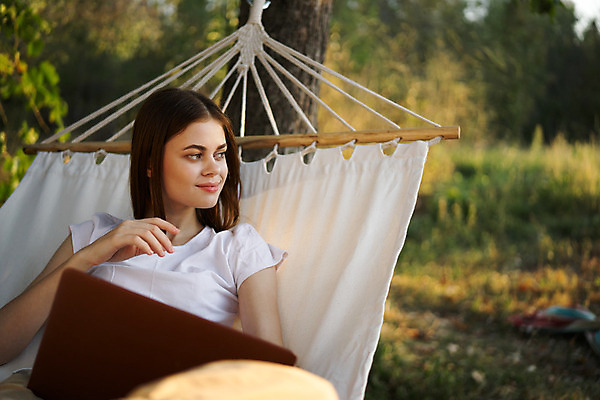포토 JPG 해외이미지 주간 응시 여자 여유 휴가 휴식 한명 손짓 상반신 성인 야외 앞모습 노트북 눕기 해먹 성인여자한명만 해외포토 자연요소 1 시선 감정 뷰포인트 컨셉 모션 사람 전자제품 침대 여자한명만 성인여자만 파일형식 이미지허브