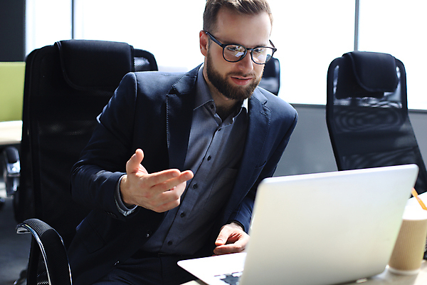 포토 JPG 해외이미지 백인 직업 라이프스타일 남자 안경 비즈니스 청소년 넥타이 무선통신 그래프 한명 서기 미소 사람 노트북 태블릿 사무실 자료 작업 비즈니스맨 작업장 우아함 전문직 계획 야간 분석 경영자 바쁨 온라인 마케팅 심각 남자한명만 해외포토 자연요소 서양인 1 잡화 산업 컨셉 통신 모션 표정 생활 전자제품 스마트기기 직장인 리더 남자만 파일형식 이미지허브