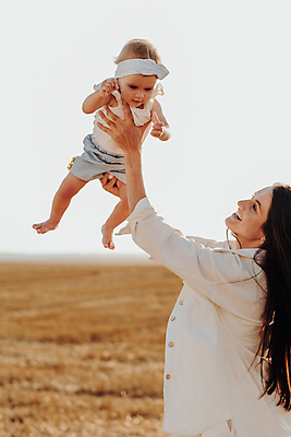 포토 JPG 해외이미지 백인 딸 행복 어린이 밭 가족 엄마 함께함 야외 두명 부모 침묵 임산부 아기 주말 걸음마 어머니의날 해외포토 서양인 기념일 감정 컨셉 농업 관계 모션 사람 소리 임신 미국문화 파일형식 이미지허브