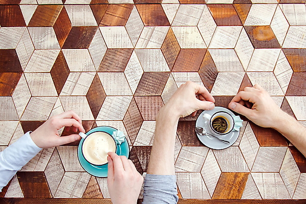 포토 JPG 해외이미지 손 커플 여자 커피 음료 백그라운드 컨셉 관계 탁자 남편 함께함 따뜻함 관리 사랑 사람 성인 두명 목재 컵 우주 카페 머그컵 축하 인사 잡기 아내 뜨거움 정상 팔 카푸치노 단절 정확 해외포토 나무 식기 감정 가구 재료 모션 신체부위 상점 예절 파일형식 이미지허브