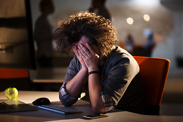 포토 JPG 해외이미지 서양인 남자 의자 사업가 탁자 스트레스 실내 피곤 한명 앉기 상반신 성인 옆모습 사무실 눈가림 키보드 비즈니스맨 야간 책상 업무과다 야근 성인남자한명만 해외포토 자연요소 외국인 직업 1 뷰포인트 가구 컨셉 비즈니스 모션 사람 내부 가림 업무 직장인 남자한명만 성인남자만 파일형식 이미지허브