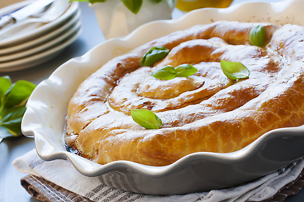 포토 JPG 해외이미지 전통 접시 음식 백그라운드 휴가 디저트 건강 육류 요리 사람없음 케이크 주방 식당 식사 저녁식사 빵집 시골 신선 황금 닫기 맛 상품 자르기 굽기 먹기 가득함 반죽 퍼프 롤 레시피 루마니아 다진 이스트 타르트 페스츄리 핸드메이드 개조 맛있는 해외포토 식기 유럽 빵 컨셉 식재료 모션 상점 구이 파이_빵 파일형식 이미지허브