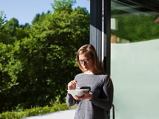 포토 JPG 해외이미지 주간 여자 실내 한명 들기 상반신 성인 옆모습 햇빛 식사 창가 성인여자한명만 안경낌 해외포토 자연요소 1 안경 뷰포인트 창문 모션 사람 내부 태양 여자한명만 성인여자만 파일형식 이미지허브