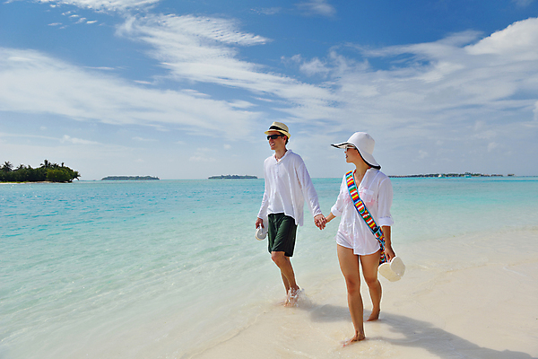 포토 JPG 해외이미지 주간 전신 라이프스타일 커플 여자 남자 데이트 휴식 사랑 성인 해변 야외 두명 옆모습 여름 걷기 손잡기 맑음 성인만 해외포토 자연요소 계절 감정 바다 뷰포인트 컨셉 관계 모션 날씨 사람 생활 파일형식 이미지허브
