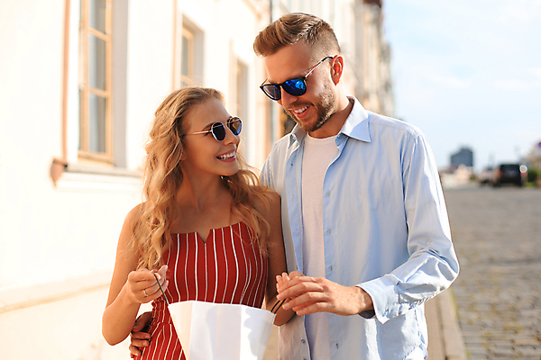 포토 JPG 해외이미지 커플 여자 남자 여행 허리손 창문 거리 웃음 들기 상반신 성인 야외 두명 건물 선글라스 햇빛 쇼핑백 성인만 해외포토 건축물 안경 포즈 가방 관계 모션 표정 사람 태양 파일형식 이미지허브