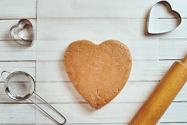 포토 JPG 해외이미지 재료 발렌타인데이 사람없음 하이앵글 쿠키 제과 하트 채망 반죽 쿠키틀 종이호일 해외포토 모양 뷰포인트 데이이벤트 주방용품 디저트 제과제빵 제빵도구 파일형식 이미지허브