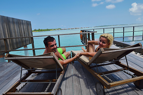 포토 JPG 해외이미지 주간 전신 부부 커플 여자 남자 바다 하늘 휴식 함께함 성인 야외 두명 옆모습 여름휴가 바캉스 눕기 손잡기 신혼여행 뒤돌아보기 선베드 성인만 해외포토 자연요소 뷰포인트 결혼 컨셉 의자 관계 모션 휴가 사람 파일형식 여름_계절 이미지허브