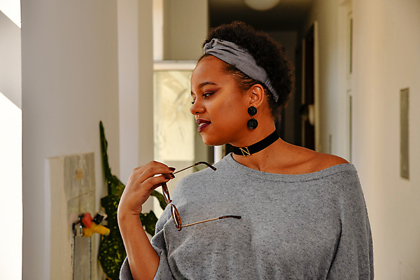 포토 JPG 해외이미지 안경 목걸이 장신구 창문 청소년 주택 실내 한명 건물 선글라스 민소매 햇빛 뷰티 계단 맑음 귀걸이 검은색 방 머리띠 큼 시원함 미녀 해외포토 1 건축물 잡화 컬러 상의 날씨 사람 내부 태양 크기 미인 파일형식 이미지허브