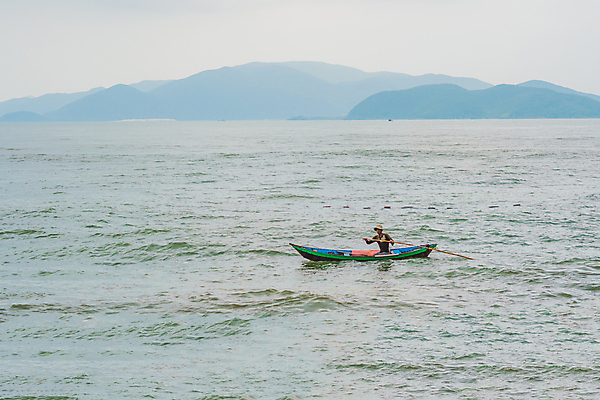 포토 JPG 해외이미지 모자 전통 여자 아시아 호수 바다 여행 자연 하늘 호박 낚시 어류 사람 동양인 풍경 사람없음 물 강 컬러풀 마을 환경 항구 수영 보트 캔 노 활 베트남 낚시꾼 지역 동쪽 남쪽 메콩강 인도차이나반도 해외포토 자연요소 잡화 나라 컬러 채소 교통시설 레저 인종 동남아시아 수중동물 수상스포츠 배 방향 생태계 선박 파일형식 이미지허브