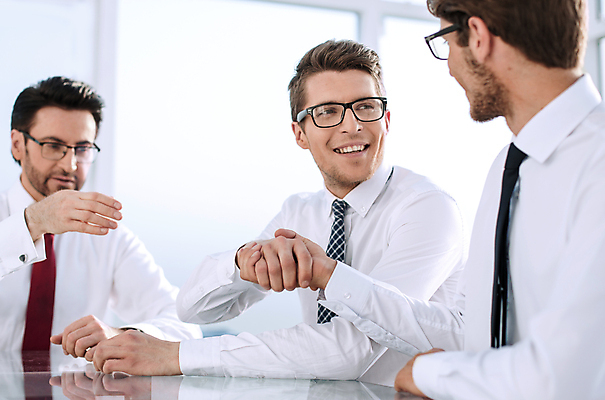 포토 JPG 해외이미지 남자 비즈니스 협력 악수 실내 협상 상반신 성인 앞모습 옆모습 세명 비즈니스맨 성인남자만 안경낌 해외포토 안경 뷰포인트 사람 손짓 내부 직장인 남자만 성인만 파일형식 이미지허브