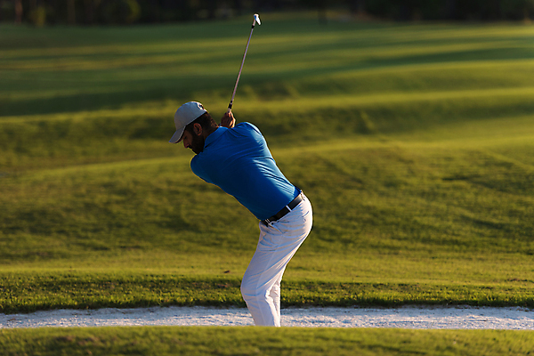 포토 JPG 해외이미지 주간 전신 남자 골프 골프장 한명 서기 들기 성인 야외 옆모습 골프채 골퍼 스윙 골프웨어 준비 성인남자한명만 해외포토 자연요소 1 옷 뷰포인트 포즈 스포츠시설 모션 운동선수 골프용품 사람 구기 남자한명만 성인남자만 파일형식 이미지허브