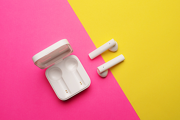 포토 JPG 해외이미지 라이프스타일 디자인 배너 음악 분홍색 이어폰 백그라운드 컨셉 인터넷 비즈니스 통신 모바일 사람없음 스마트폰 핸드폰 컴퓨터 상자 우주 상점 디지털 헤드폰 소리 장비 흰색 연결 휴대용 무선전화기 스마트 오브젝트 레이아웃 전자 오디오 스테레오 고립 꼬투리 마케팅 플랫레이 카피스페이스 해외포토 컬러 음향기기 문화예술 생활 전자제품 스마트기기 공백 플랫 전화기 파일형식 이미지허브