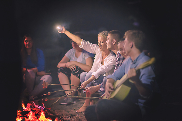 포토 JPG 해외이미지 전신 여자 남자 연주 휴식 함께함 들기 앉기 여러명 상반신 성인 야외 앞모습 옆모습 친구 빛 캠핑 나뭇가지 기타 야간 모닥불 성인만 해외포토 자연요소 나무 음악 뷰포인트 다수 컨셉 관계 모션 불 현악기 레저 사람 파일형식 이미지허브