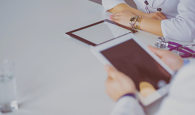 포토 JPG 해외이미지 직업 여자 남자 유니폼 청진기 탁자 건강 병원 말하기 대화 설명 사람 사람없음 내부 컴퓨터 하이앵글 태블릿 사무실 약 건강관리 스크린 간호사 의사 코트 업무 도움 토론 책상 동료 상담 방사선 옛날 해외포토 옷 뷰포인트 가구 컨셉 비즈니스 의학 관계 의료기기 모션 관리 전자제품 스마트기기 외투 의료진 작업 파일형식 이미지허브