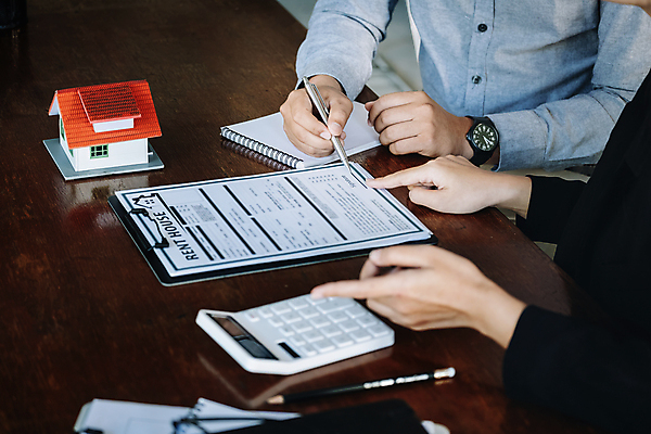 포토 JPG 해외이미지 여자 남자 비즈니스 부동산 주택 상반신 성인 두명 앞모습 옆모습 모형 공책 거래 계산기 가리킴 중개인 계약 문서 계약서 성인만 해외포토 직업 뷰포인트 문구용품 사람 손짓 건물 장비 재산 파일형식 이미지허브