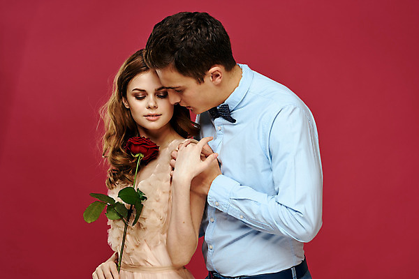 포토 JPG 해외이미지 백인 커플 여자 남자 포옹 들기 상반신 성인 두명 장미 낭만 우아함 성인만 해외포토 서양인 꽃 컨셉 관계 안기 모션 사람 파일형식 이미지허브