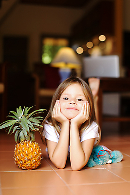 포토 JPG 해외이미지 백인 여자 행복 유럽 어린이 거실 의자 과일 휴식 바닥 주택 실내 한명 사람 내부 목재 장난감 갈색 방 흰색 편안함 파인애플 만족 거짓말 보유 해외포토 서양인 나무 1 감정 나라 컬러 가구 컨셉 재료 건물 감각 열대과일 파일형식 이미지허브