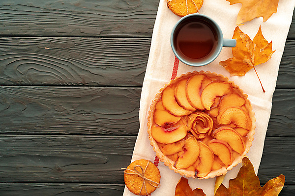 포토 JPG 해외이미지 낙엽 디저트 실내 사람없음 하이앵글 애플파이 나무배경 해외포토 음식 뷰포인트 백그라운드 잎 내부 파이_빵 파일형식 이미지허브