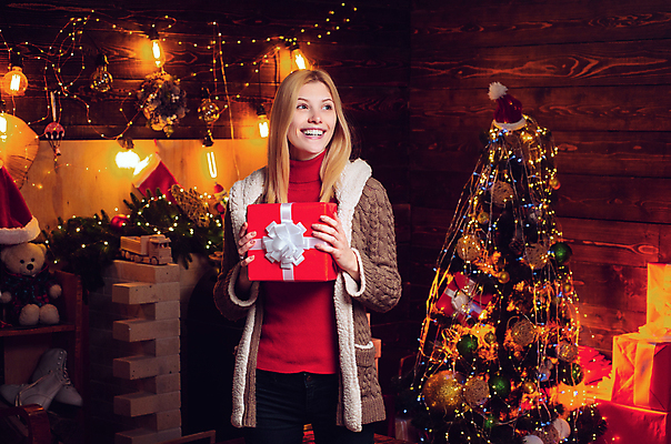 포토 JPG 해외이미지 백인 전통 여자 행복 크리스마스 휴가 새로움 새해 주택 실내 선물 사랑 한명 미소 웃음 사람 이벤트 내부 빨간색 금발 뷰티 축제 놀람 낭만 연도 해외포토 서양인 1 헤어스타일 기념일 감정 컬러 컨셉 표정 건물 파일형식 이미지허브