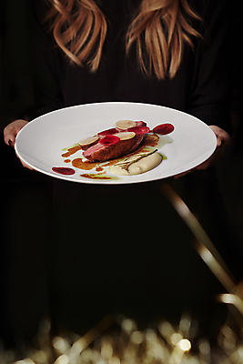 포토 JPG 해외이미지 접시 손 여자 요리 한명 성인 오리고기 성인여자한명만 플레이팅 해외포토 1 식기 오리 육류 사람 신체부위 상차림 여자한명만 성인여자만 파일형식 이미지허브